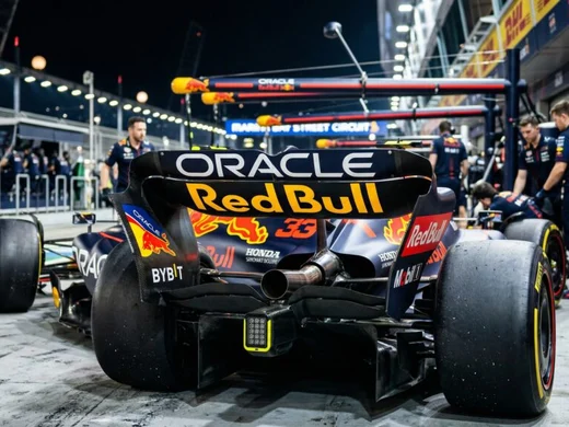 Red Bulls Formel 1-bil i depån omgiven av mekaniker