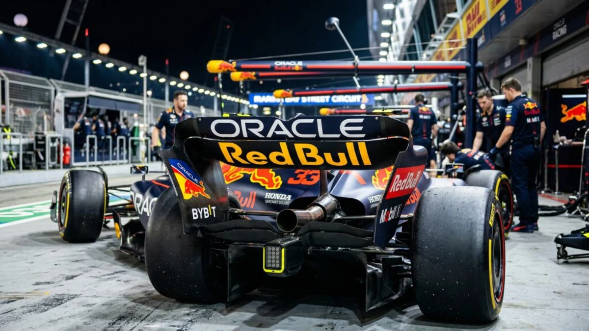 Red Bulls Formel 1-bil i depån omgiven av mekaniker