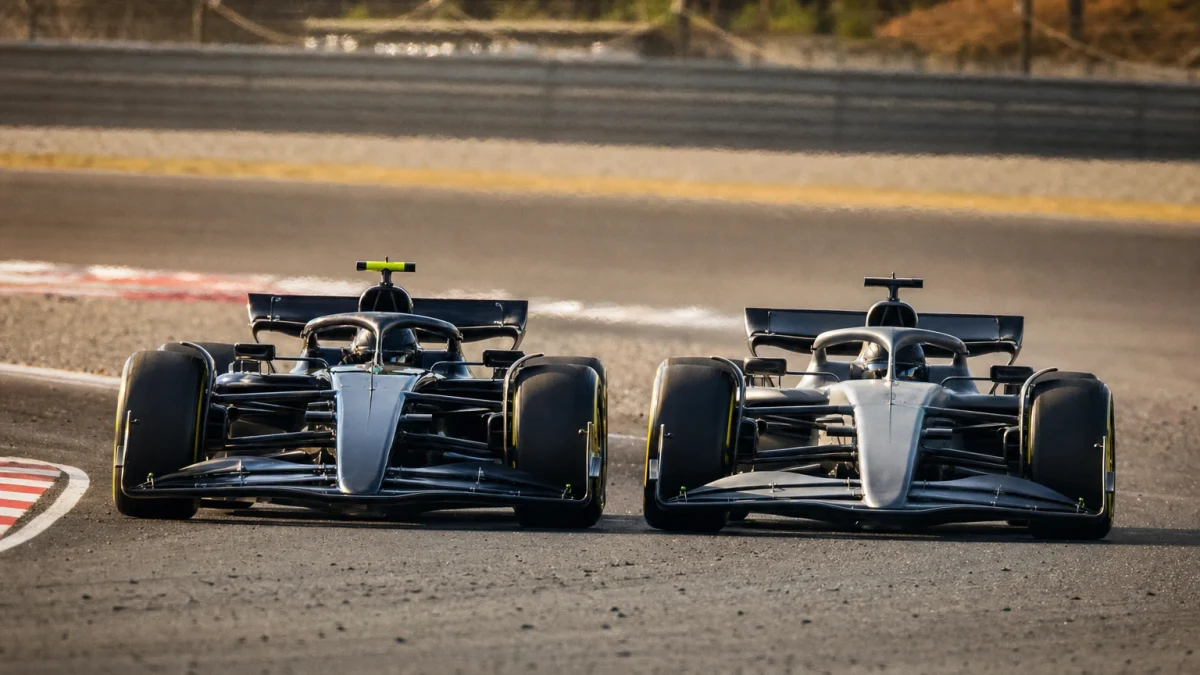 Illustration: två formelbilar i duell som illustrerar F1-säsongen 2021