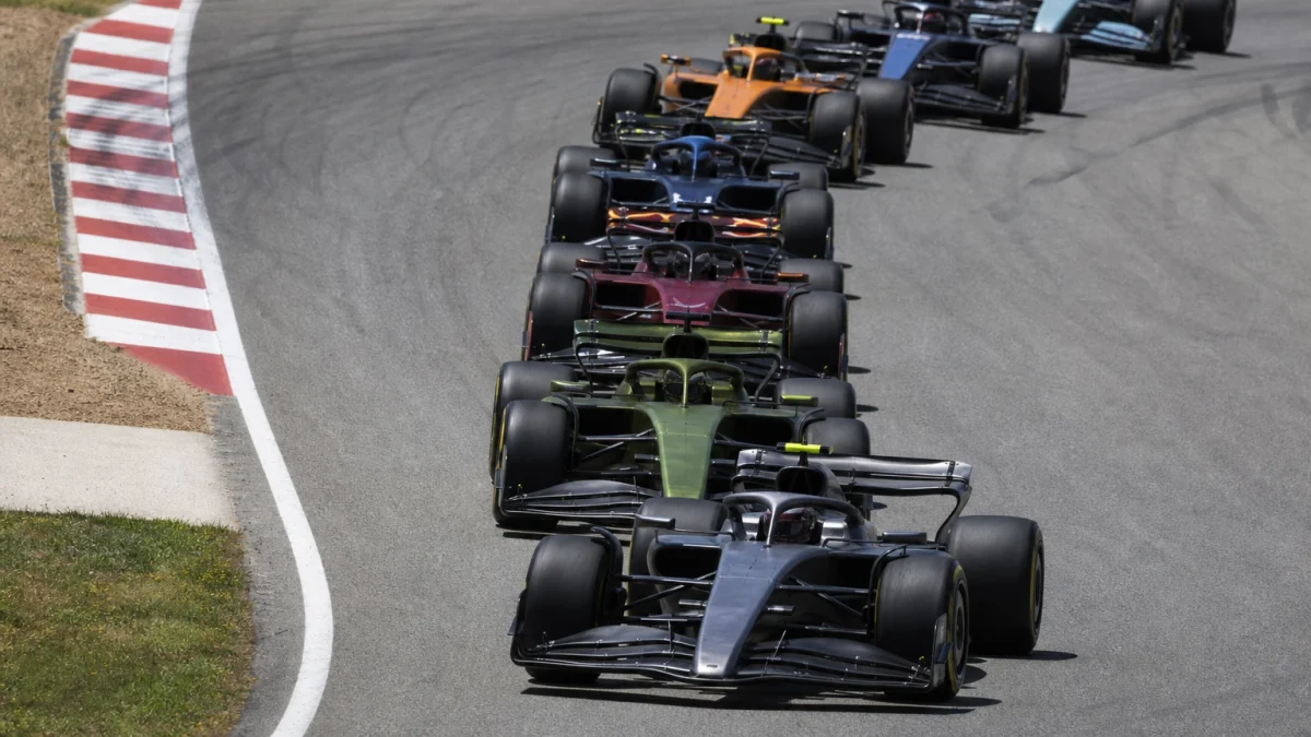 Illustration: formelbilar i strid som illustrerar F1-säsongen 2024
