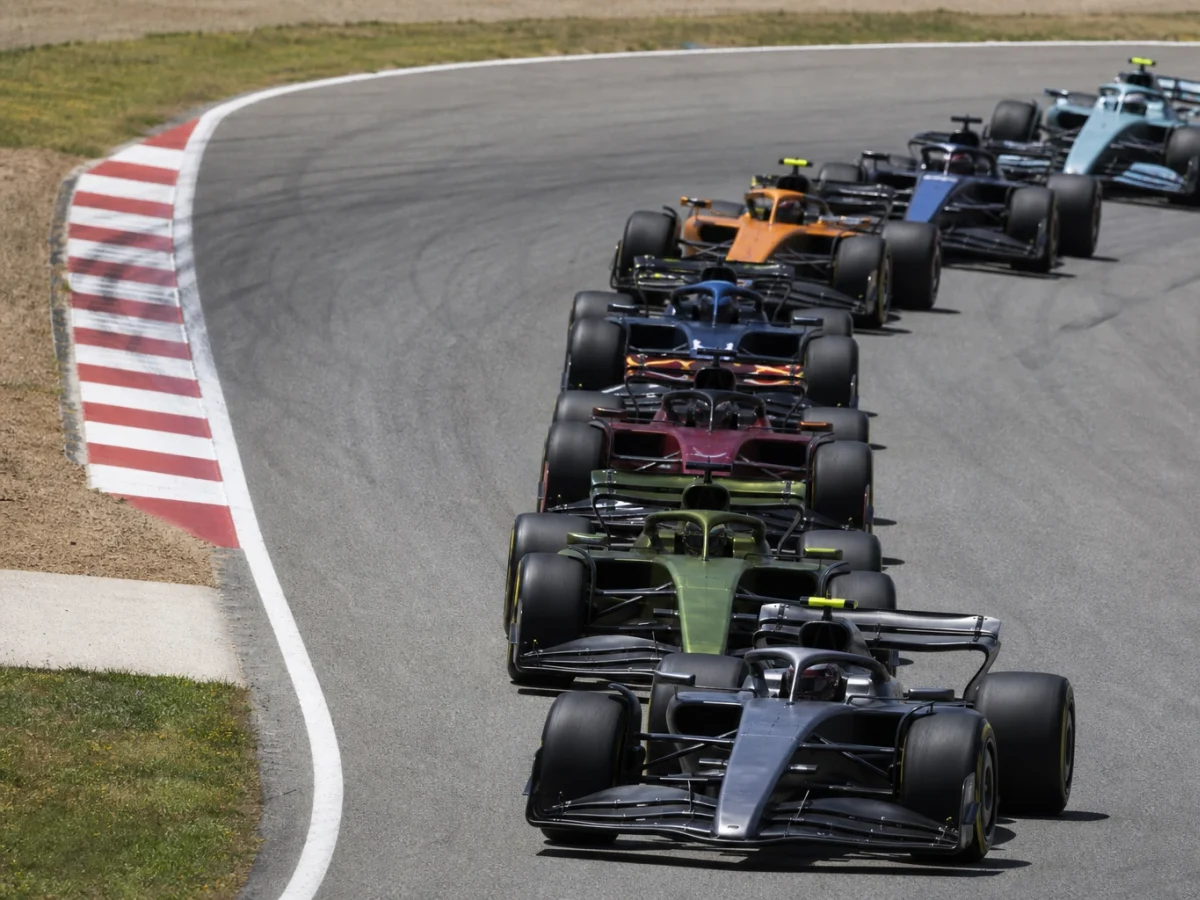 Illustration: formelbilar i strid som illustrerar F1-säsongen 2024