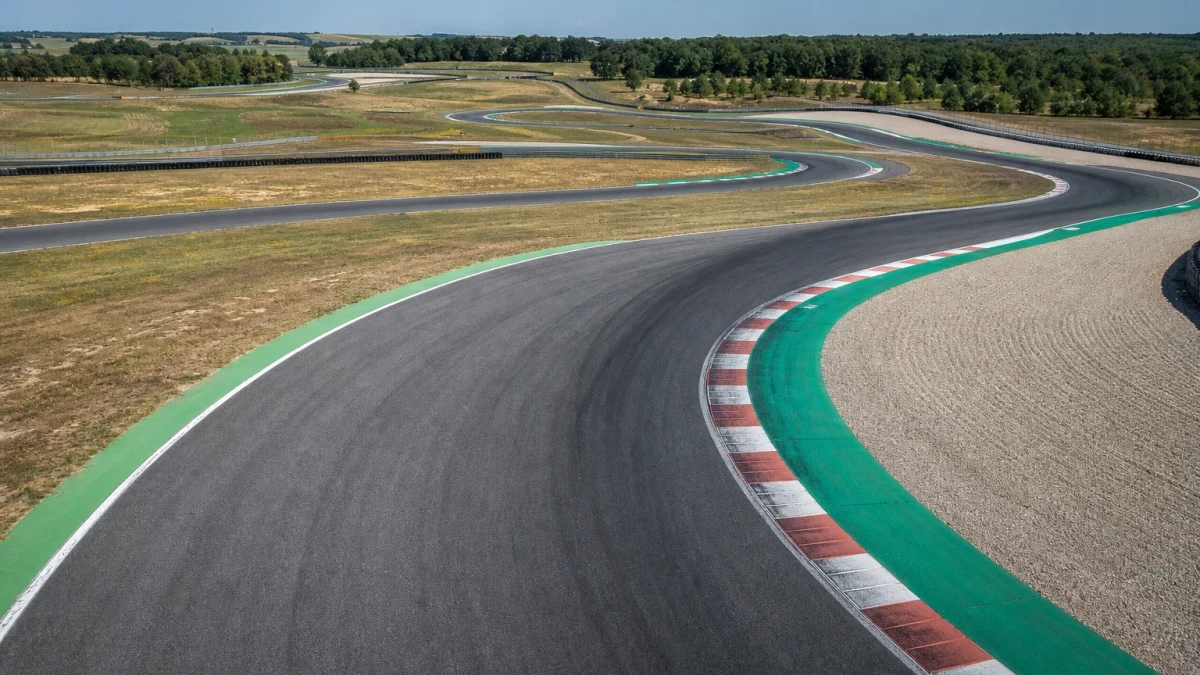 Illustration: flygbild över en Formel 1-bana med kurvor och rakor