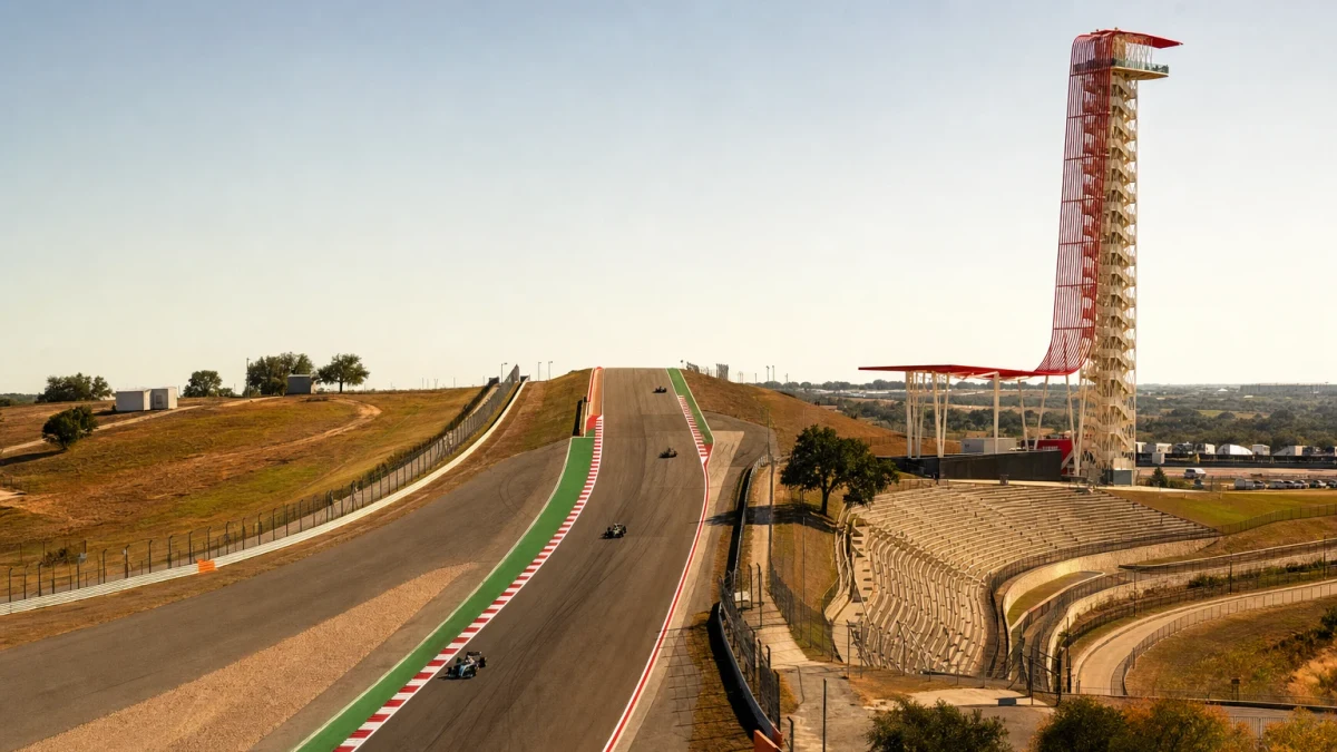 Illustration: flygvy över Circuit of the Americas med den branta första kurvan och depåbyggnaden