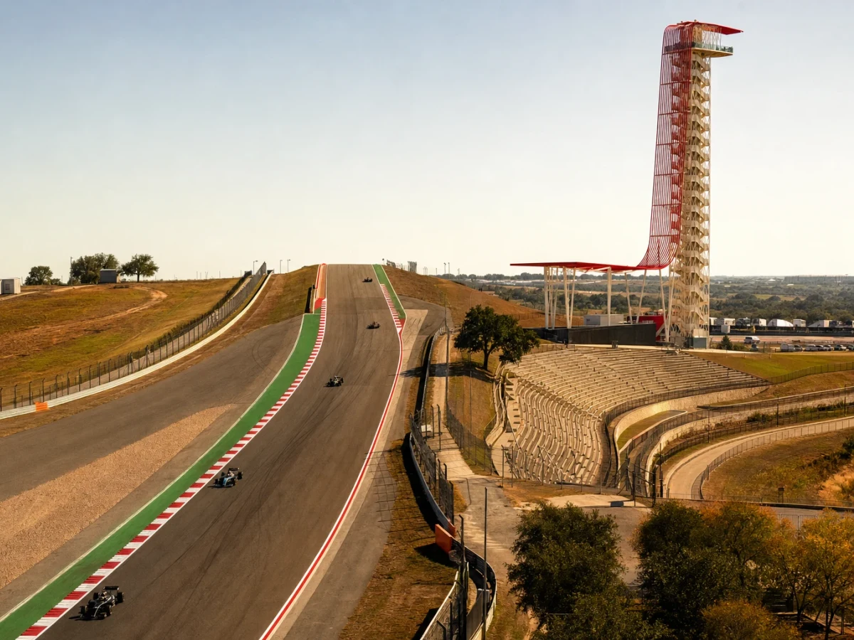 Illustration: flygvy över Circuit of the Americas med den branta första kurvan och depåbyggnaden