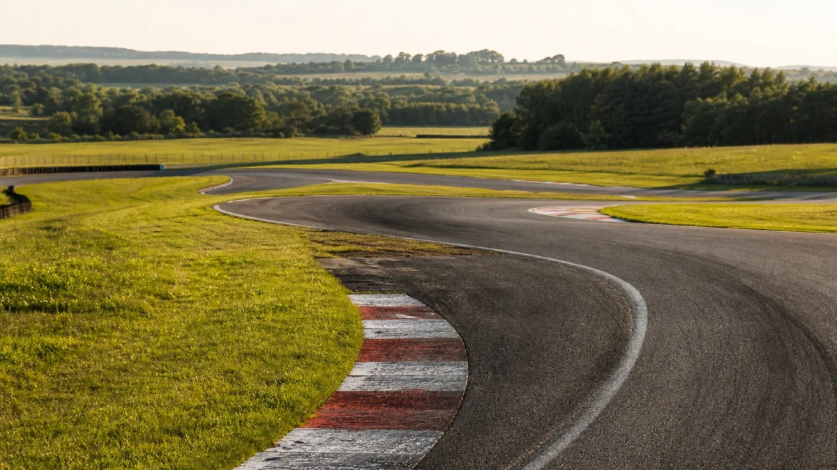 Illustration: flygbild över Silverstone-banan med depåbyggnad och läktare