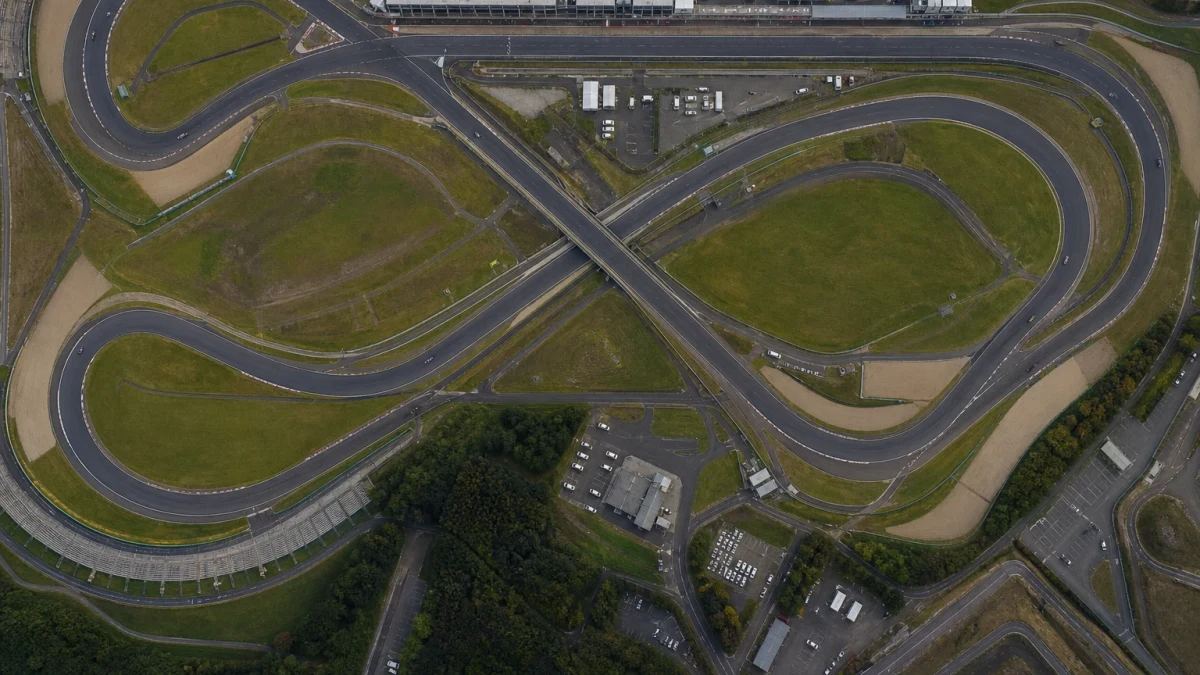 Illustration: flygbild över Suzuka-banan med den korsande överfarten och läktare
