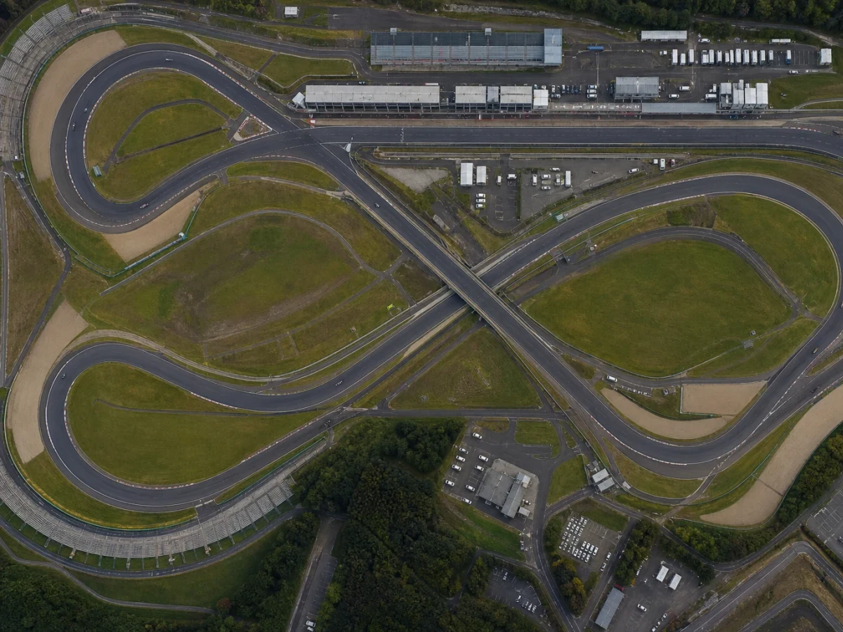Illustration: flygbild över Suzuka-banan med den korsande överfarten och läktare