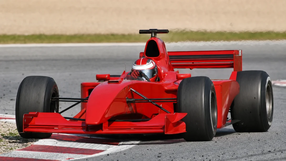 Illustration: en röd Formel 1-bil från Ferrari på banan i mitten av 2000-talet.