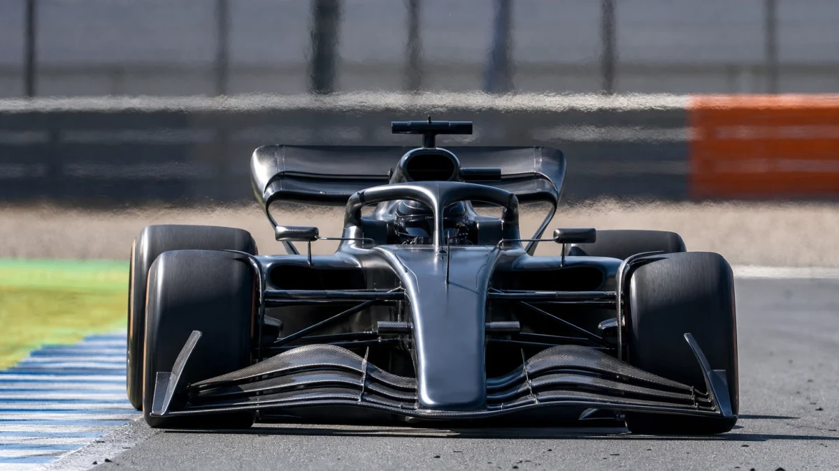 Illustration: f1-bil på banan som illustrerar en Formel 1-bils vikt