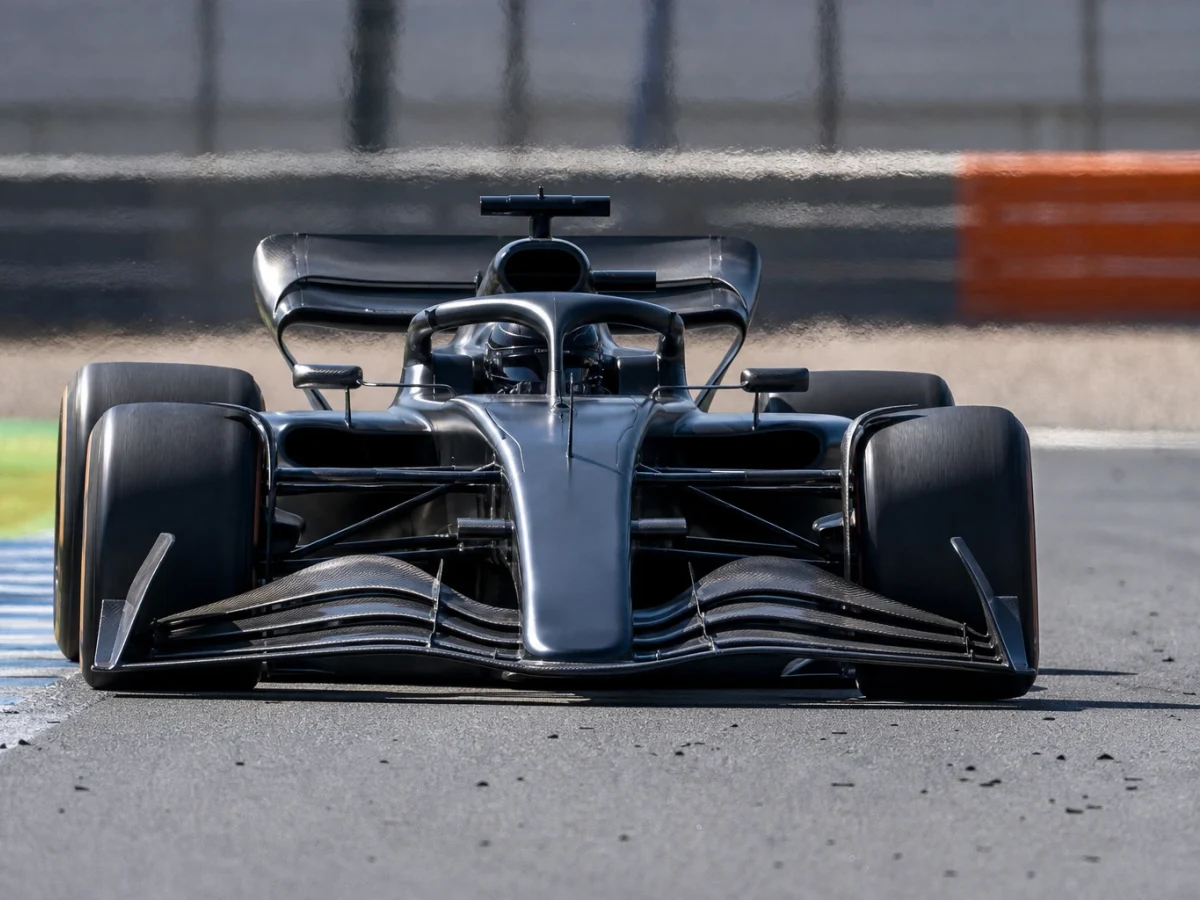 Illustration: f1-bil på banan som illustrerar en Formel 1-bils vikt