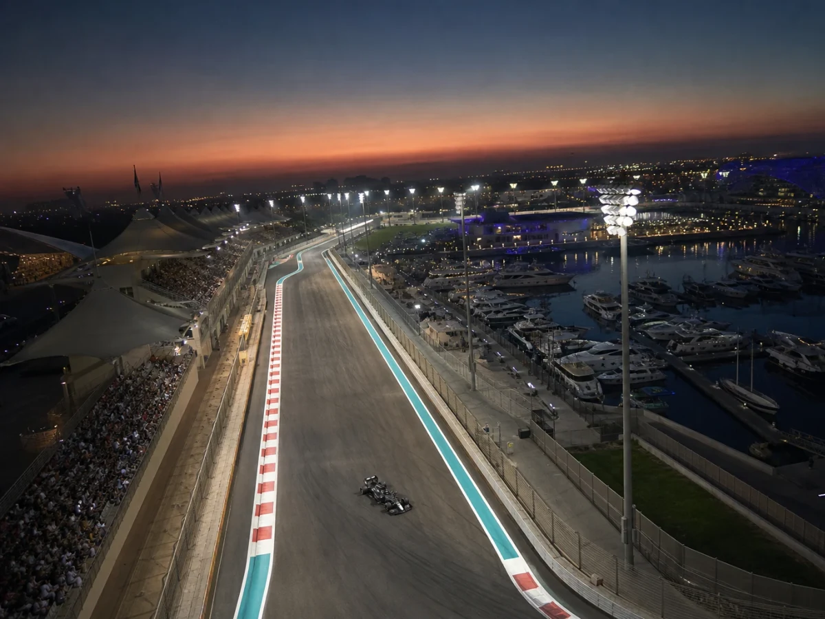 Illustration: f1-bil på Yas Marina i skymning med upplyst depåbyggnad