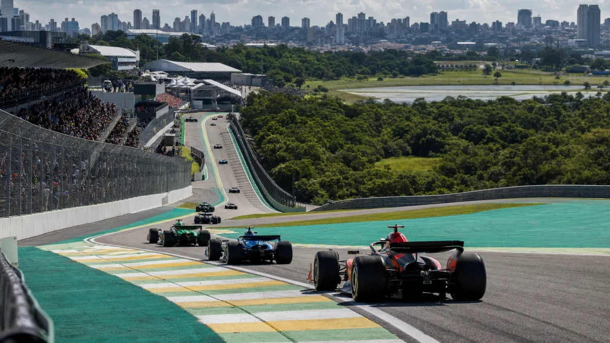 Illustration: formel 1-bilar i Senna S-kurvorna på Interlagosbanan i São Paulo
