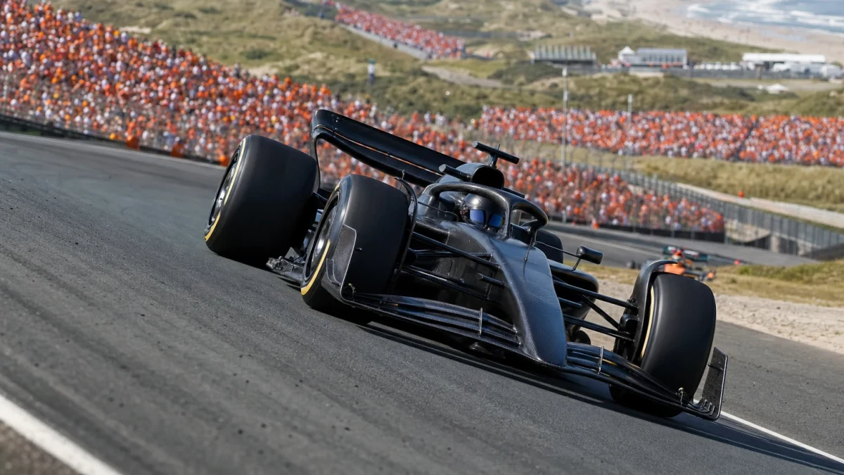 Illustration: f1-bil i en doserad kurva på Circuit Zandvoort under Nederländernas Grand Prix