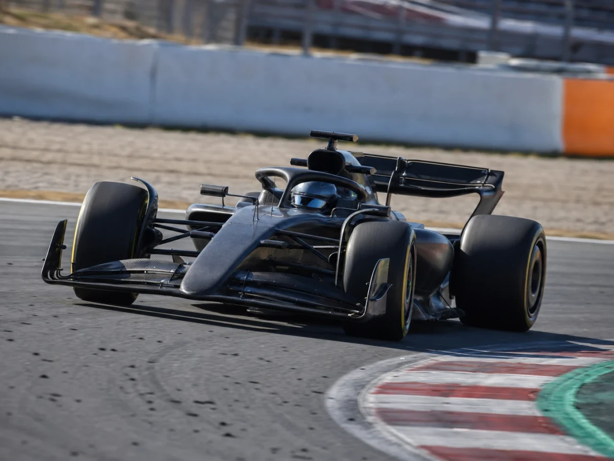 Illustration: f1-bil i en långdragen högerkurva på Circuit de Barcelona-Catalunya