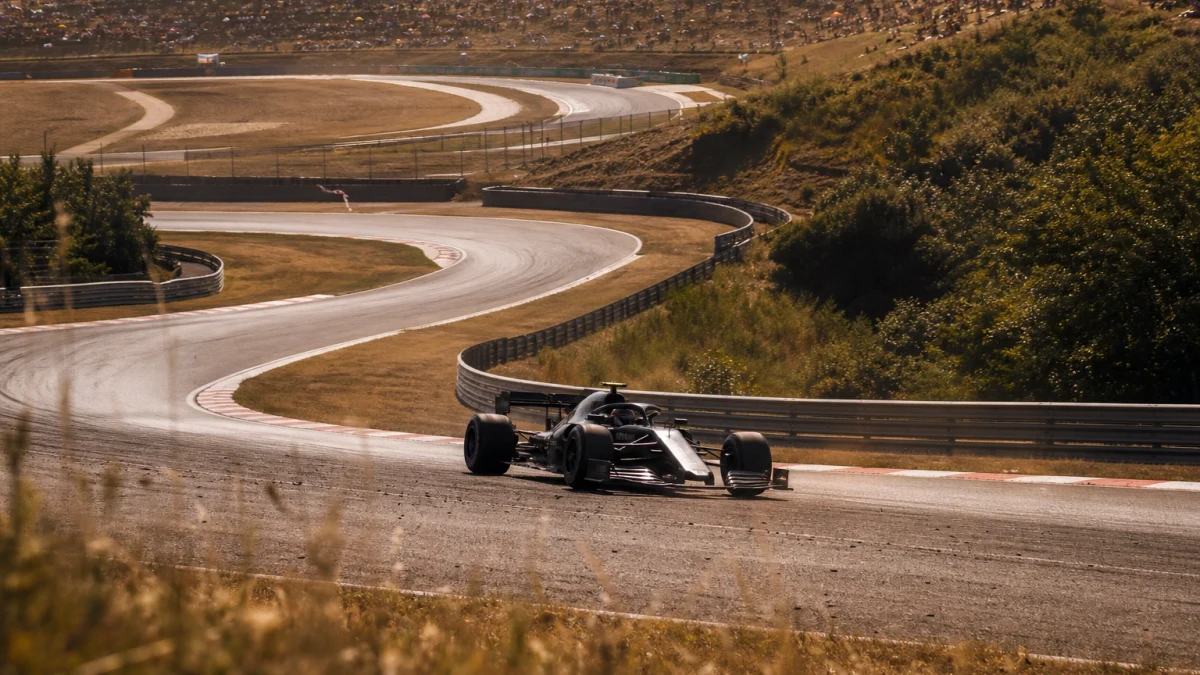 Illustration: f1-bil i en av de slingriga kurvorna på Hungaroring utanför Budapest