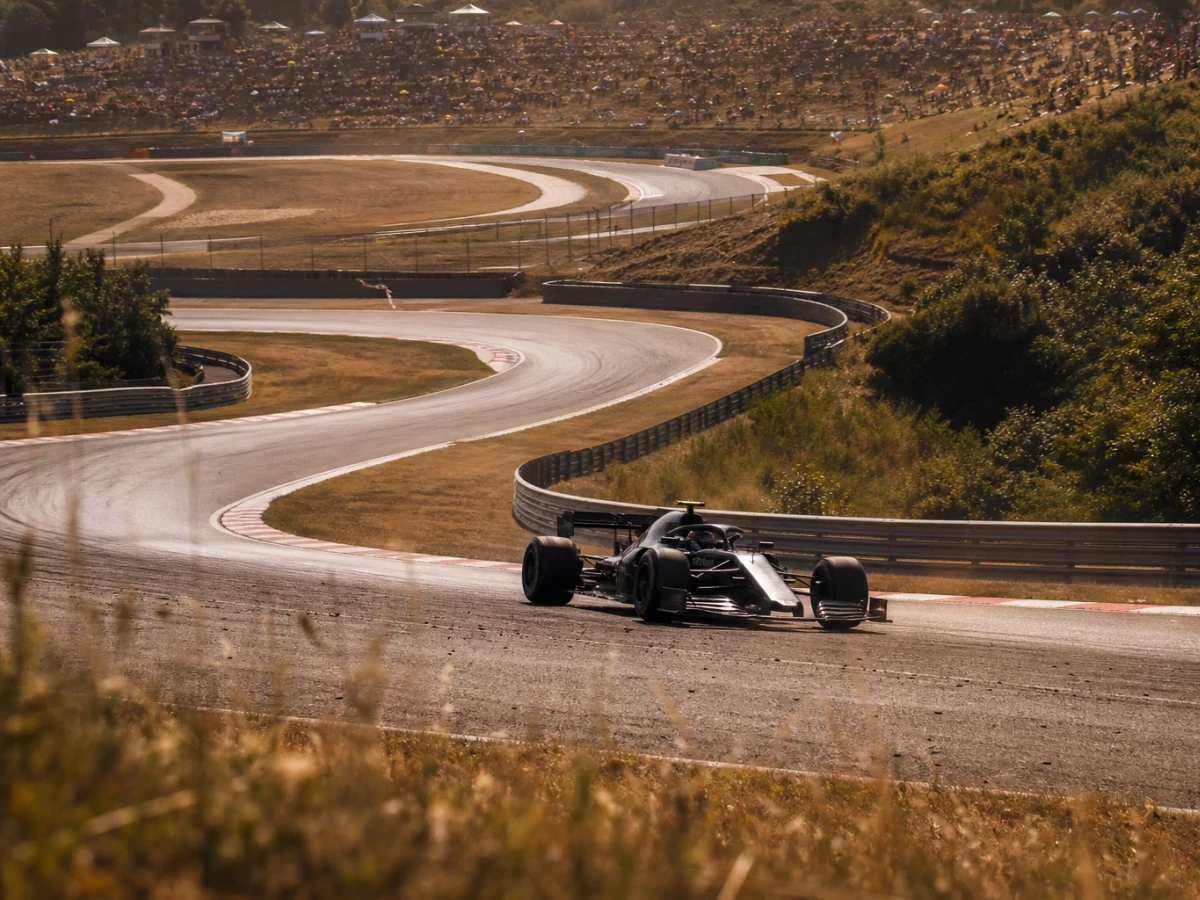 Illustration: f1-bil i en av de slingriga kurvorna på Hungaroring utanför Budapest