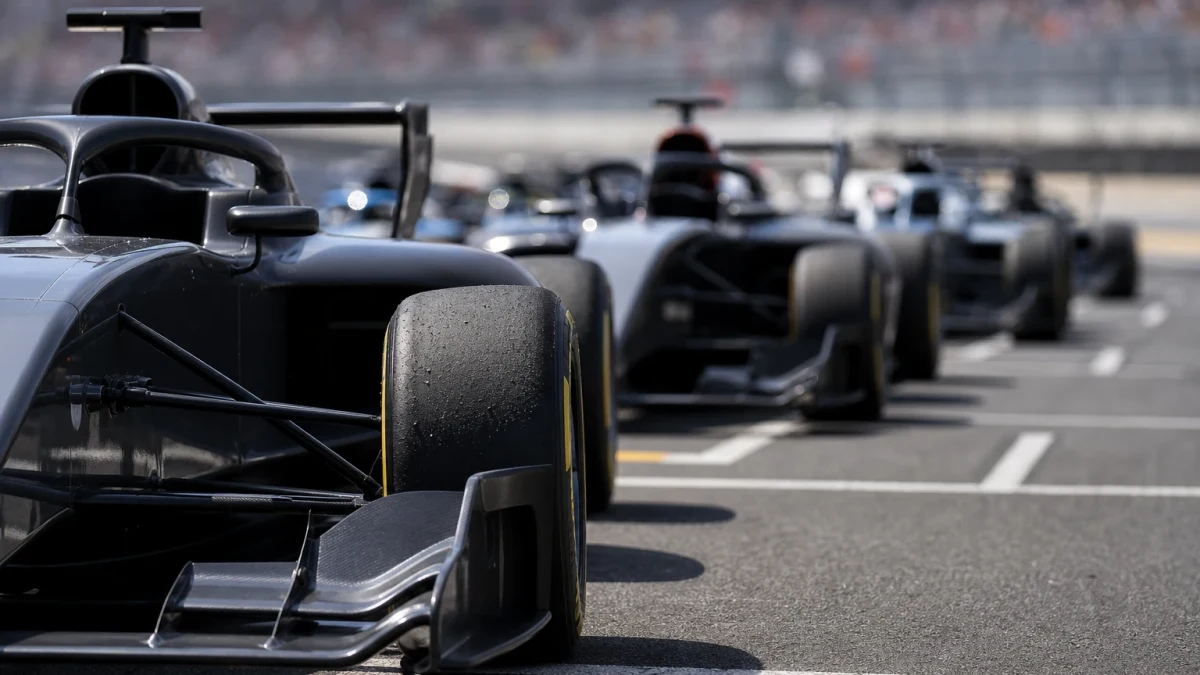Illustration: f1-bilar genom en kurva under ett Grand Prix