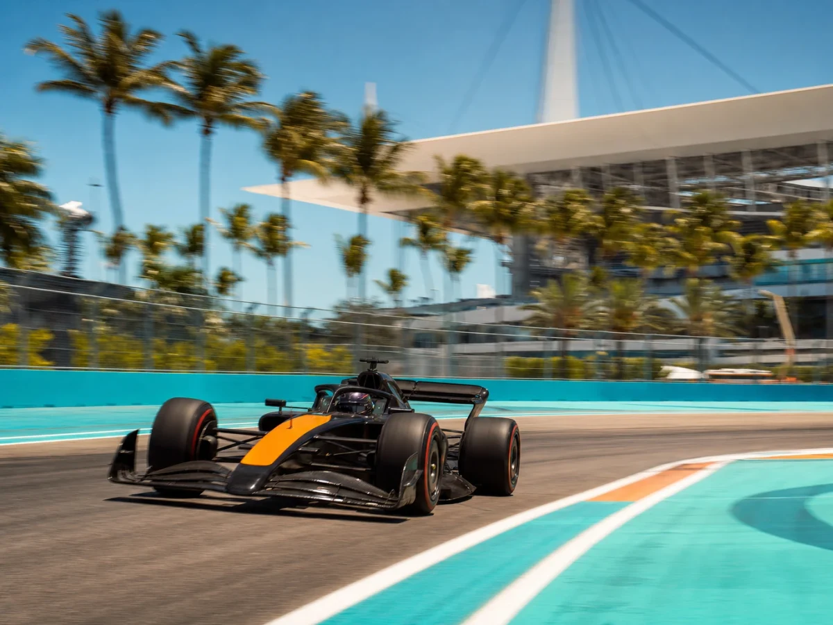Illustration: formel 1-bil på Miami International Autodrome under Miamis Grand Prix