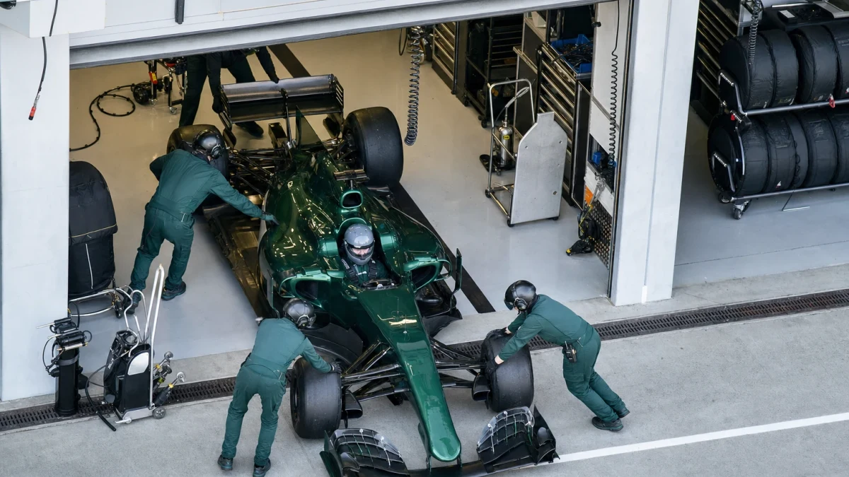Illustration: aston Martins gröna F1-bil på banan under en träning