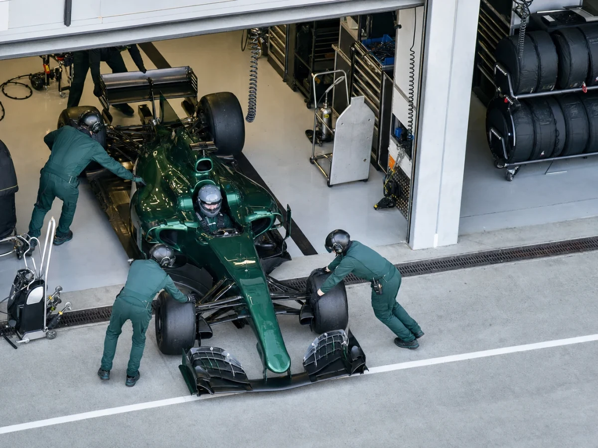 Illustration: aston Martins gröna F1-bil på banan under en träning
