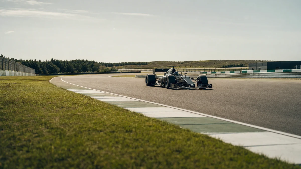 Illustration: en F1-bil under en testkörning på en solig bana