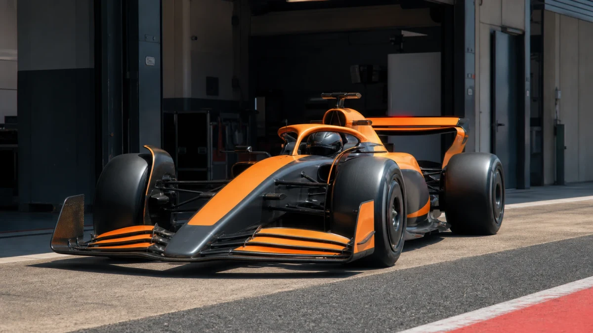 Illustration: en orange F1-bil i depån under en träning