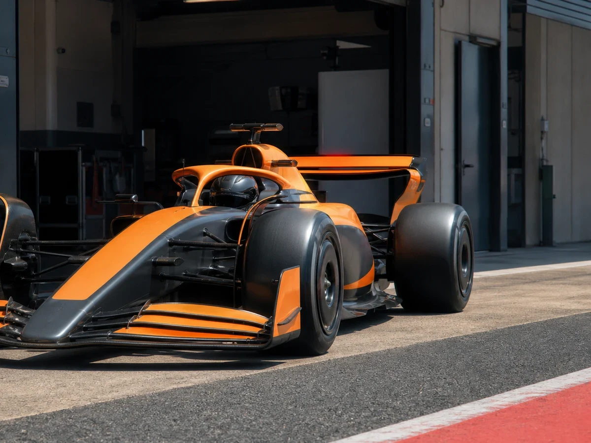 Illustration: en orange F1-bil i depån under en träning