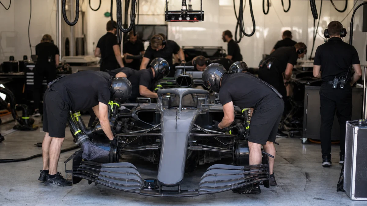 Illustration: red Bull Racings F1-bil i full fart genom en kurva