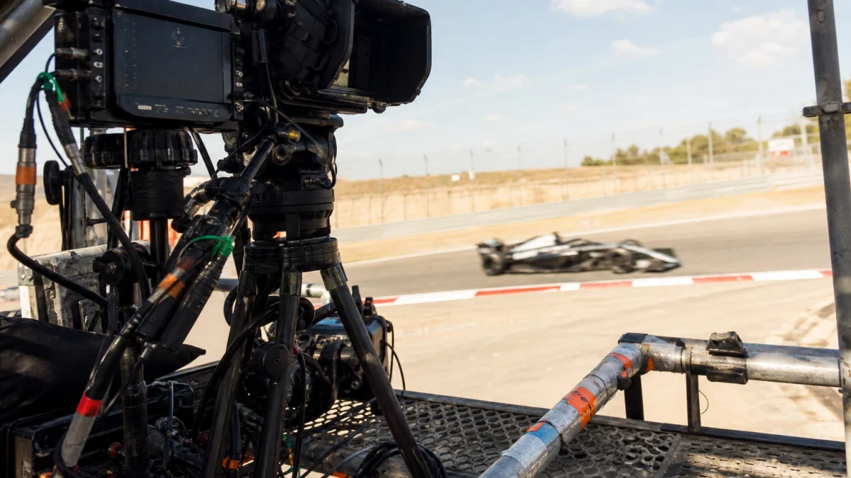Illustration: tv-skärm som visar en pågående Formel 1-sändning