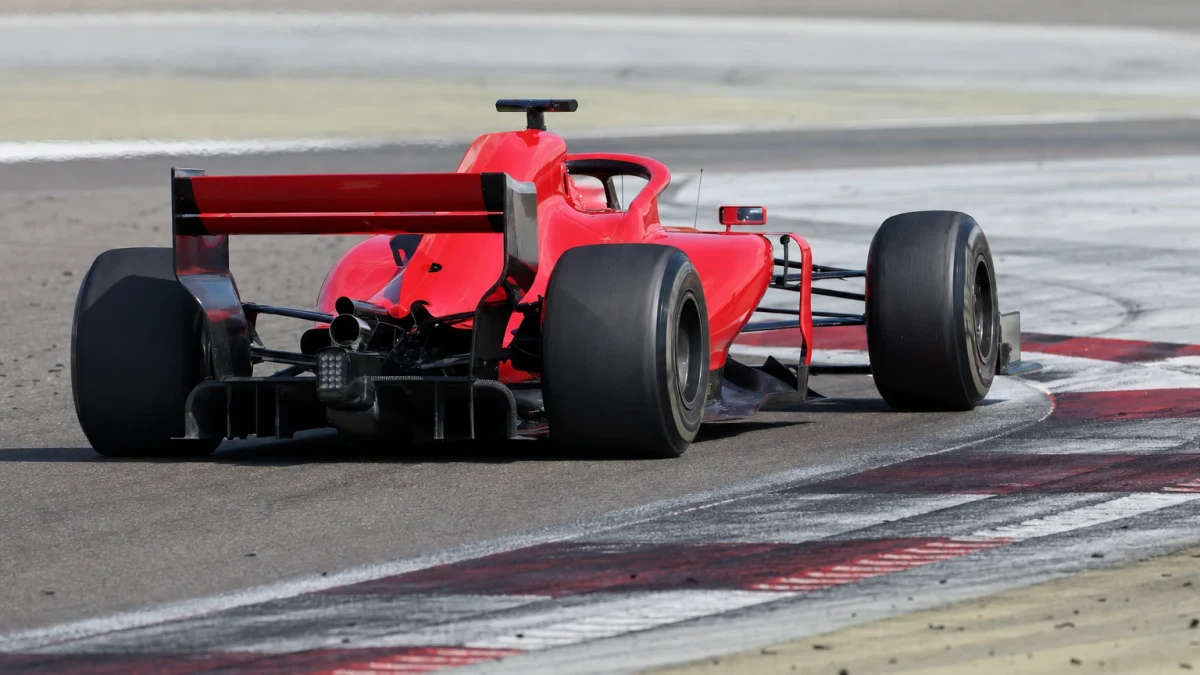 Illustration: ferrari SF-24, den röda Formel 1-bilen från 2024-säsongen, på en racingbana