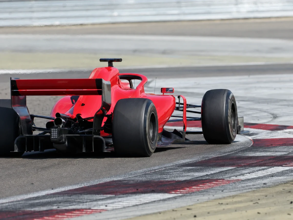 Illustration: ferrari SF-24, den röda Formel 1-bilen från 2024-säsongen, på en racingbana