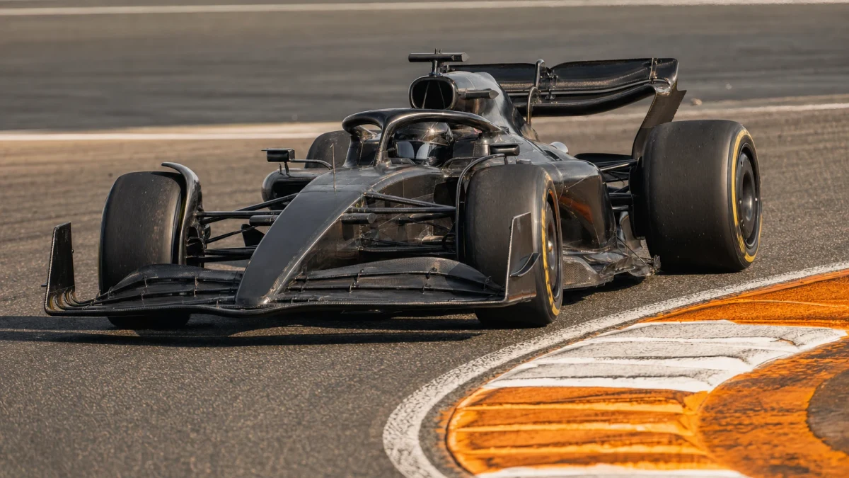 Illustration: mercedes W11, den svarta Formel 1-bilen från 2020-säsongen, på banan
