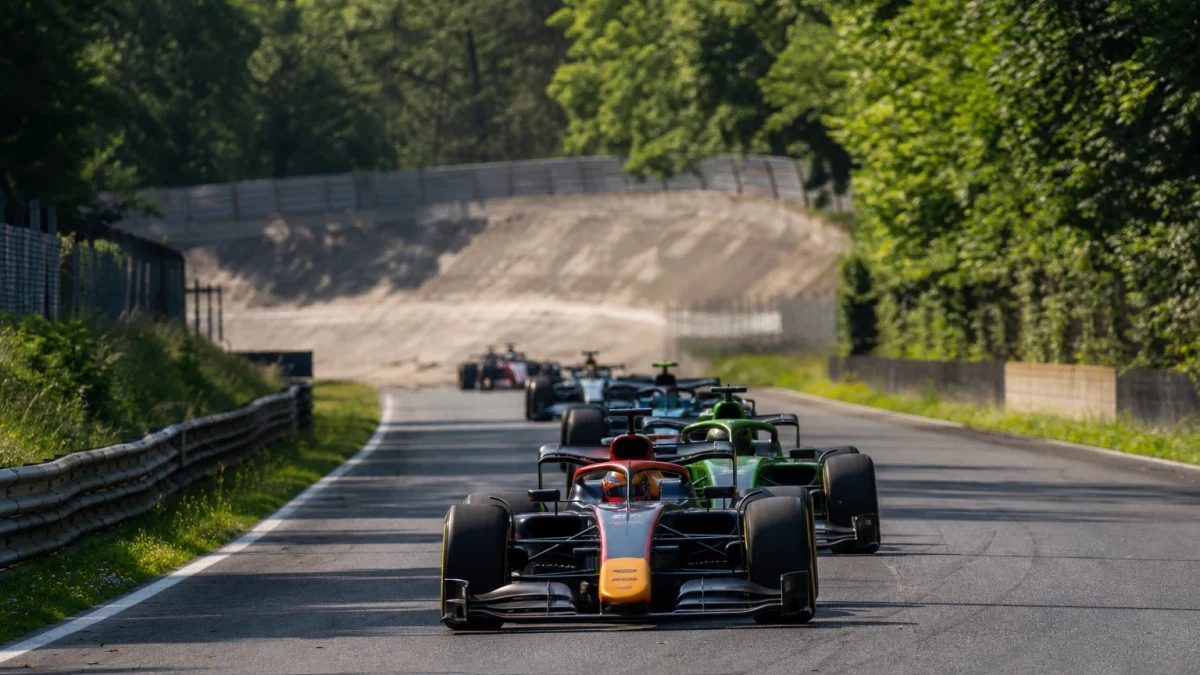 Illustration: formel 1-bilar på den långa rakan vid Autodromo Nazionale Monza