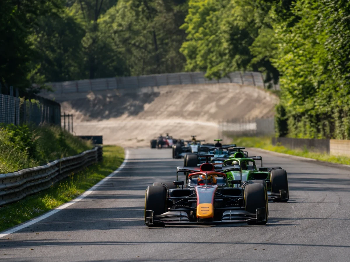 Illustration: formel 1-bilar på den långa rakan vid Autodromo Nazionale Monza