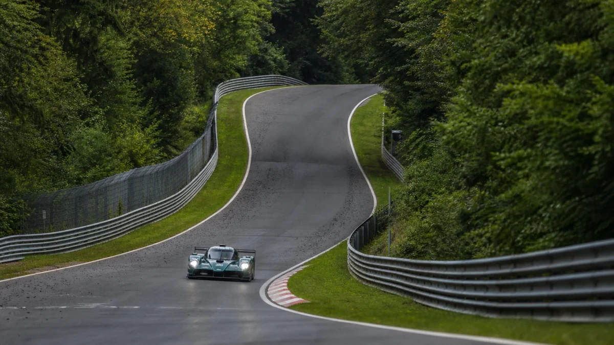 Illustration: racerbil på den slingrande Nordschleife-banan vid Nürburgring i Tyskland