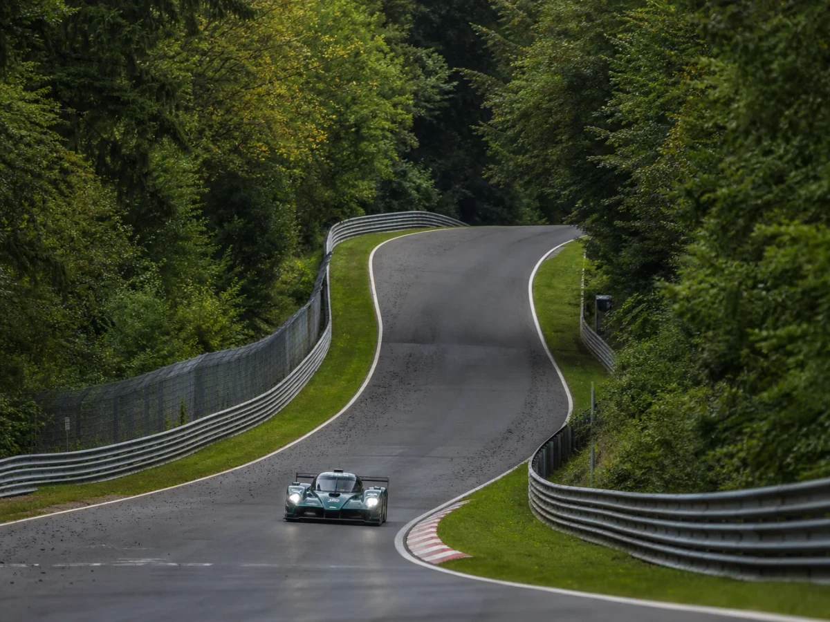 Illustration: racerbil på den slingrande Nordschleife-banan vid Nürburgring i Tyskland