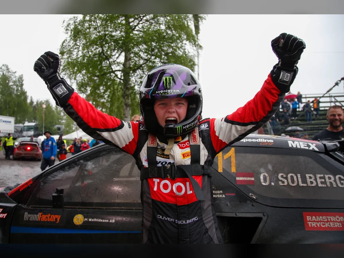 Oliver Solberg i förardräkt i Arvika 2017