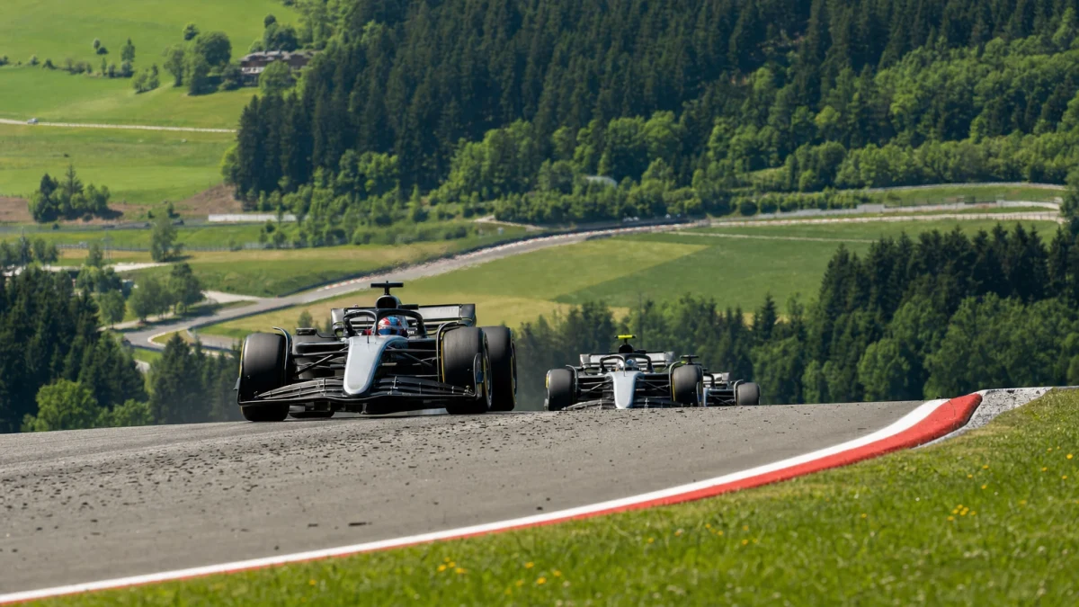 Illustration: formel 1-bilar på Red Bull Ring i Spielberg med gröna kullar i bakgrunden