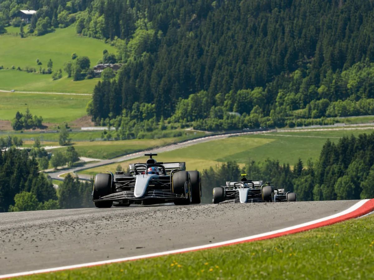 Illustration: formel 1-bilar på Red Bull Ring i Spielberg med gröna kullar i bakgrunden