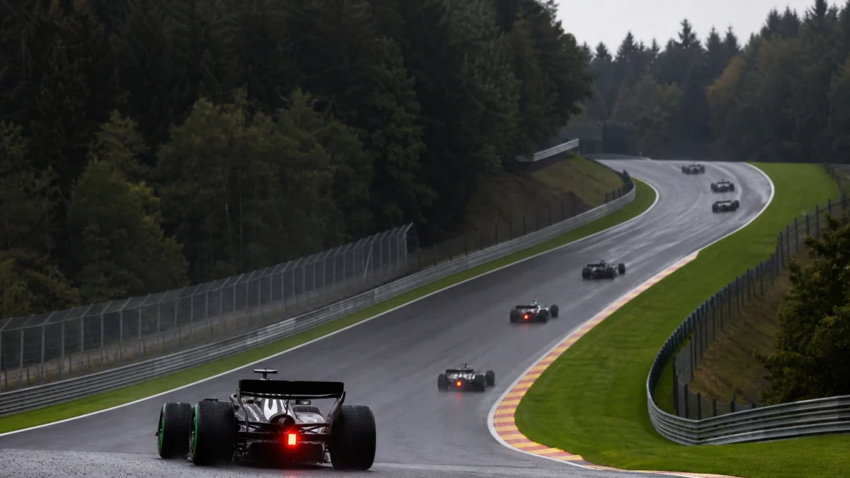 Illustration: formel 1-bilar genom Eau Rouge på Circuit de Spa-Francorchamps