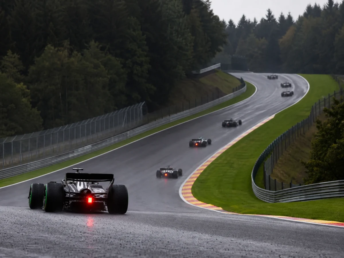 Illustration: formel 1-bilar genom Eau Rouge på Circuit de Spa-Francorchamps