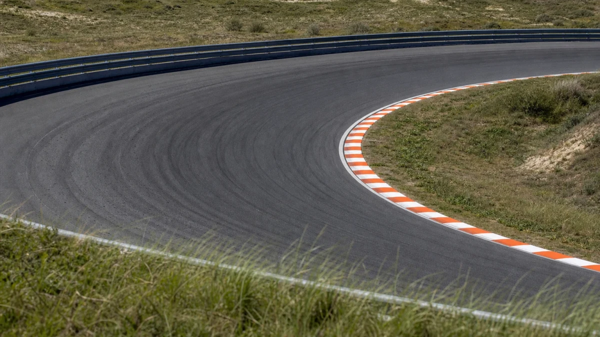 Illustration: formel 1-bana med doserad kurva omgiven av sanddyner