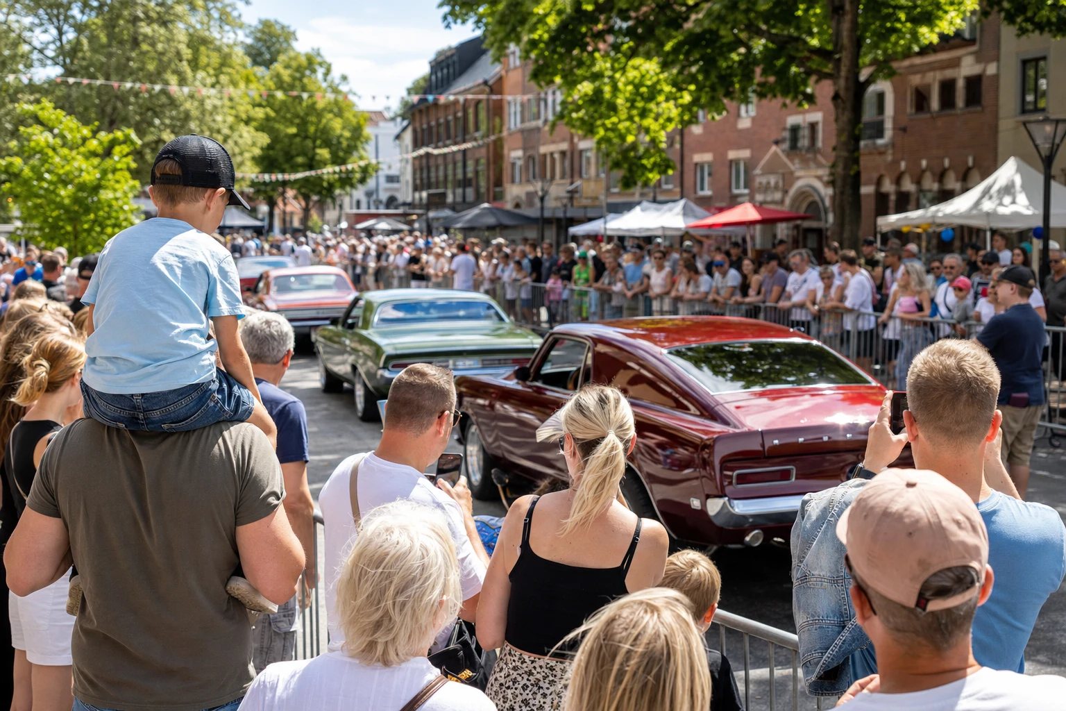Illustration av publik vid en biluppvisning i stadsmiljö